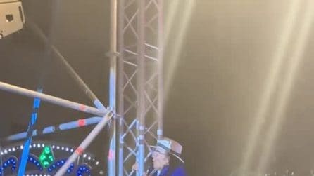 Al Bano si arrampica su un traliccio sul palco durante un concerto a Bagheria
