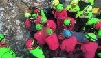 Estratto vivo lo speleologo bloccato nella grotta in Sardegna: l'applauso dei soccorritori