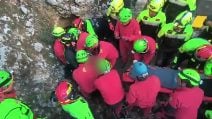 Estratto vivo lo speleologo bloccato nella grotta in Sardegna: l'applauso dei soccorritori