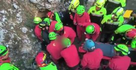 Estratto vivo lo speleologo bloccato nella grotta in Sardegna: l'applauso dei soccorritori