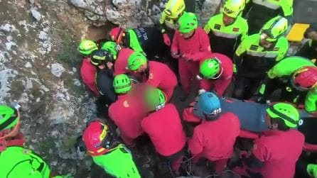 Estratto vivo lo speleologo bloccato nella grotta in Sardegna: l'applauso dei soccorritori