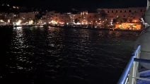Procida, il traghetto Driade si arena nel porto durante l’ormeggio