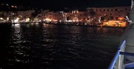 Procida, il traghetto Driade si arena nel porto durante l’ormeggio