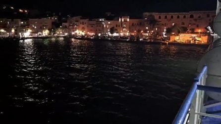 Procida, il traghetto Driade si arena nel porto durante l’ormeggio