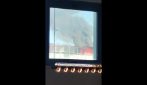 Incendio a Napoli, fiamme e fumo nero visibili in tutta la città