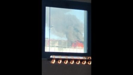 Incendio a Napoli, fiamme e fumo nero visibili in tutta la città