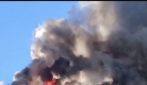 Grosso incendio a Melito, a fuoco un palazzo al Rione 219: evacuata anche una scuola