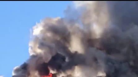 Grosso incendio a Melito, a fuoco un palazzo al Rione 219: evacuata anche una scuola