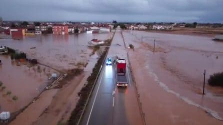 Alluvione a Madrigueras, strade inondate di fango, muore una donna di 102 anni