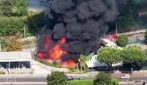 Grosso incendio a Napoli, a fuoco l'isola ecologica di Pianura: enorme colonna di fumo nero