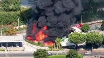 Grosso incendio a Napoli, a fuoco l'isola ecologica di Pianura: enorme colonna di fumo nero
