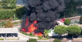 Grosso incendio a Napoli, a fuoco l'isola ecologica di Pianura: enorme colonna di fumo nero