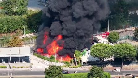 Grosso incendio a Napoli, a fuoco l'isola ecologica di Pianura: enorme colonna di fumo nero