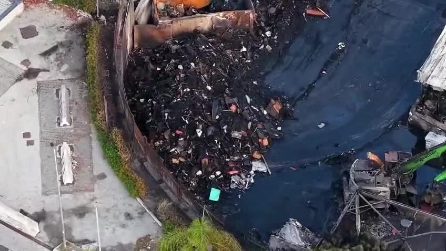 L'isola ecologica di Pianura piena di cenere dopo l'incendio, si indaga sulle cause