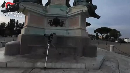 Bombola di gas ai piedi della copia del David a Firenze, gli artificieri: "È inoffensiva"