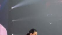 Laura Pausini dopo il concerto a Milano: "Fate attenzione alla guida", poi l'invito a fare l'amore