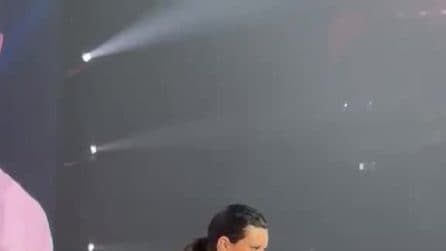 Laura Pausini dopo il concerto a Milano: "Fate attenzione alla guida", poi l'invito a fare l'amore