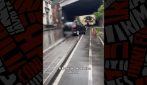 Auto si schianta e resta incastrata sullo spartitraffico davanti alla Galleria Quattro Giornate di Napoli