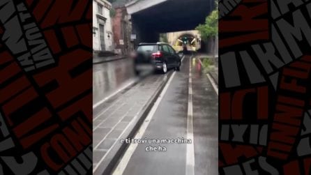 Auto si schianta e resta incastrata sullo spartitraffico davanti alla Galleria Quattro Giornate di Napoli