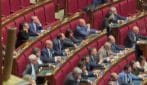Via libera alla legge elettorale, le opposizioni protestano con i cartelli in mano: "Legge Truffa"