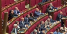 Via libera alla legge elettorale, le opposizioni protestano con i cartelli in mano: "Legge Truffa"
