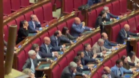Via libera alla legge elettorale, le opposizioni protestano con i cartelli in mano: "Legge Truffa"