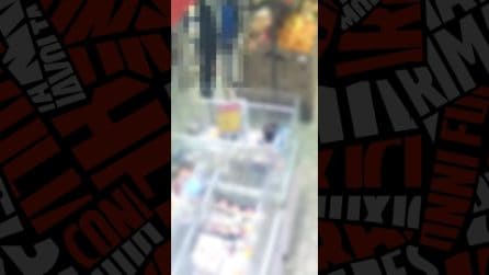 Modena, 10 studenti vandalizzano il supermercato