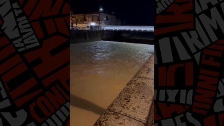 Maltempo in Toscana, il fiume Corrione a Carrara diventa una colata di fango