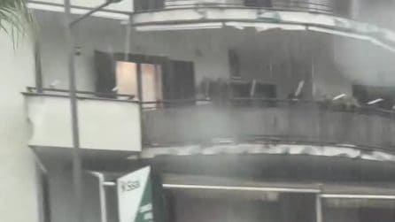 Maltempo nel Napoletano, strade come fiumi e fogne scoppiate