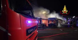 Firenze incendio in un deposito At 12 autobus distrutti 7 dannegiati
