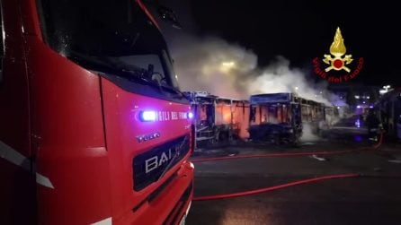 Firenze incendio in un deposito At 12 autobus distrutti 7 dannegiati