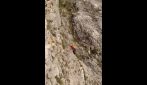 Base jumper rimane appeso a 300 metri di altezza con la vela impigliata su uno spuntone sul monte Brento