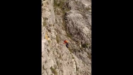 Base jumper rimane appeso a 300 metri di altezza con la vela impigliata su uno spuntone sul monte Brento