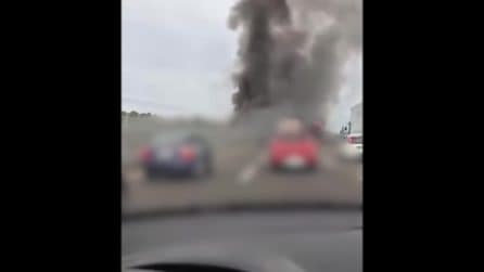 Incidente sull'autostrada A2, tir si ribalta, prende fuoco, la cabina precipita dal ponte: morto camionista