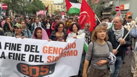 Greta Thunberg è a Napoli e partecipa ad una mobilitazione per Gaza
