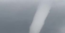 Procida, spettacolare tromba marina davanti al porto: il vortice tocca il mare