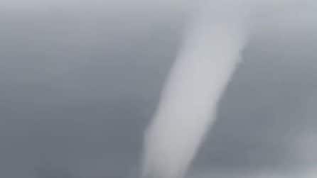 Procida, spettacolare tromba marina davanti al porto: il vortice tocca il mare