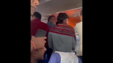 Power bank causa incendio a bordo del volo: costretto ad atterraggio di emergenza
