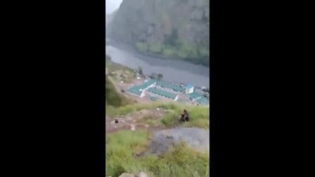 Nuova inondazione lampo in Nepal spazza via quello che resta di case e ponti: 5 dispersi
