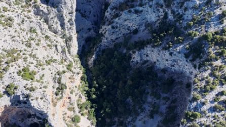 Il campo base dei soccorsi per lo speleologo bloccato nella grotta in Sardegna