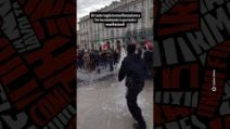 Auto sfreccia in piazza a Torino in mezzo ai manifestanti