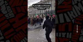 Auto sfreccia in piazza a Torino in mezzo ai manifestanti