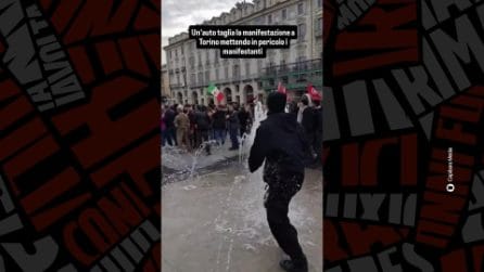 Auto sfreccia in piazza a Torino in mezzo ai manifestanti