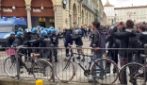 Scontri a Torino, auto fa retromarcia in piazza Castello e viene protetta dalla polizia