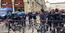 Scontri a Torino, auto fa retromarcia in piazza Castello e viene protetta dalla polizia