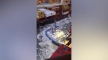 La nave da crociera sbanda e colpisce due portacontainer: le immagini dell'incidente a Bremerhaven