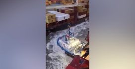La nave da crociera sbanda e colpisce due portacontainer: le immagini dell'incidente a Bremerhaven