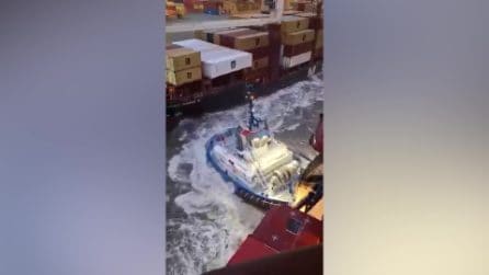 La nave da crociera sbanda e colpisce due portacontainer: le immagini dell'incidente a Bremerhaven