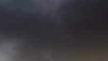 Grosso incendio a Napoli in via Brin, enorme colonna di fumo sulla città