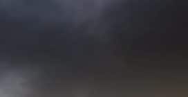 Grosso incendio a Napoli in via Brin, enorme colonna di fumo sulla città